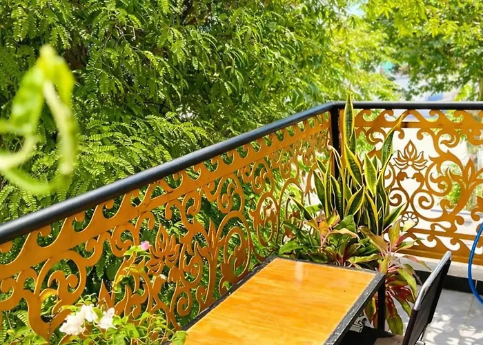 Khách sạn Lộc Vừng *